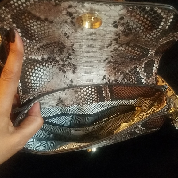 JustfabFAUX snakeskin crossbody with gold hardware - Picture 4 of 7